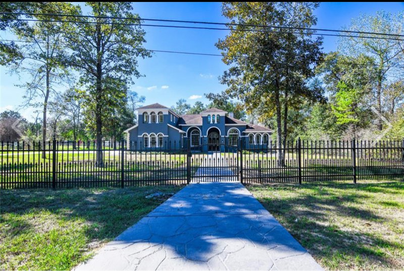 Conroe House: 12446 Willis Waukegan Rd