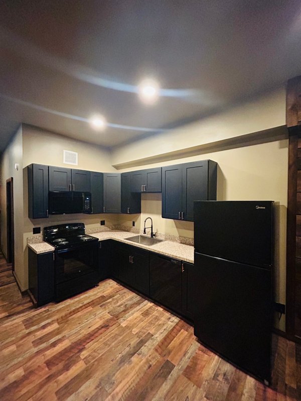 Saint Clair Apartment: 1 W Caroline Ave