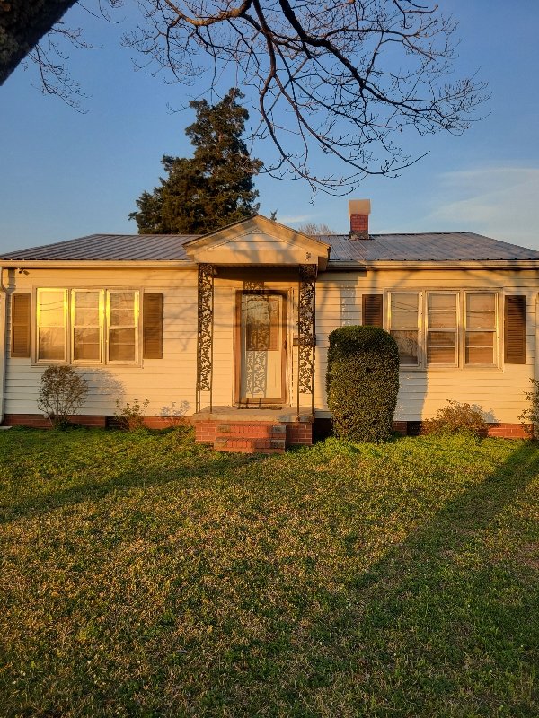 Williamston House: 206 N McCaskey Rd