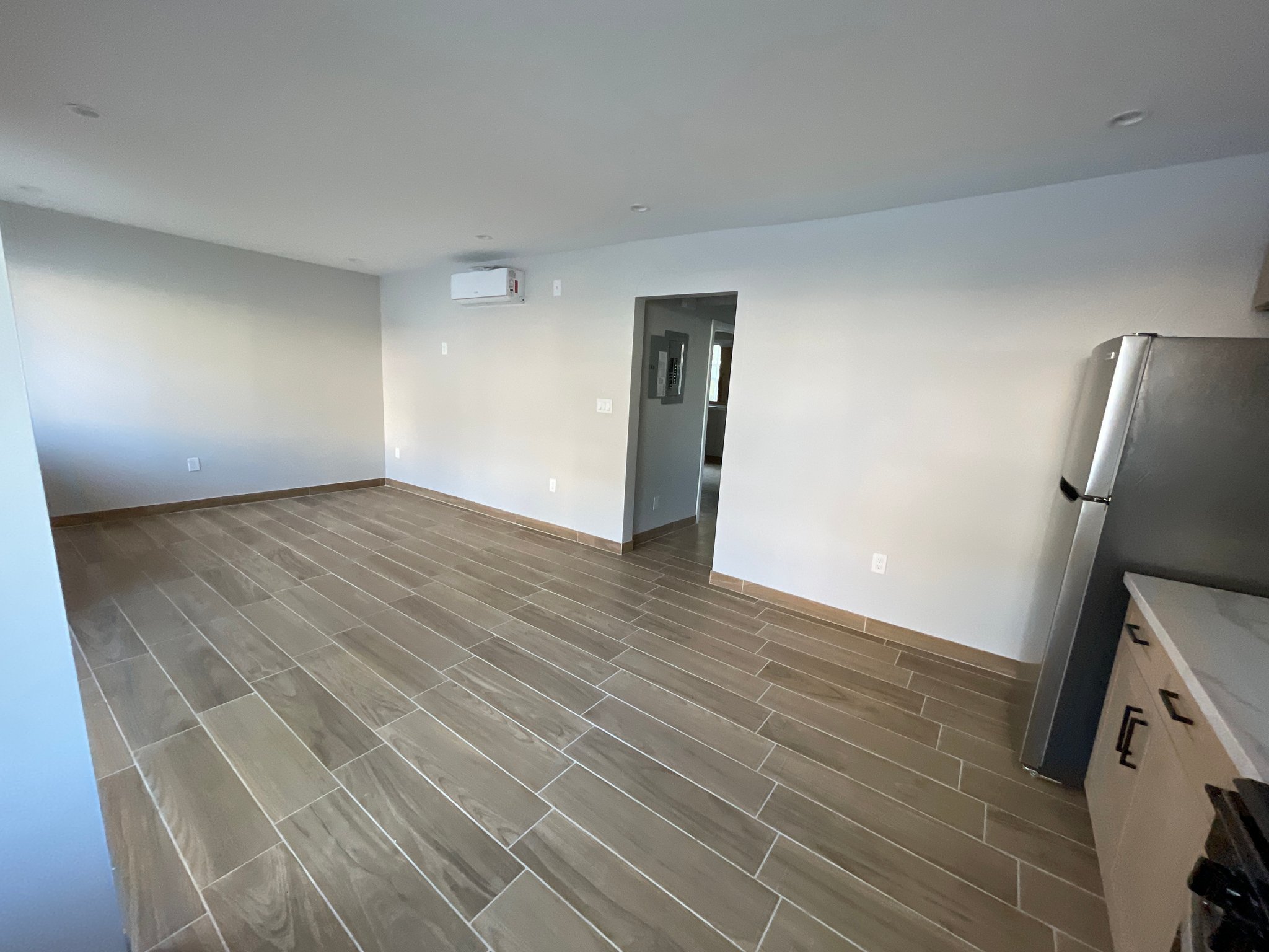 Van Nuys Apartment: 14921 Vanowen