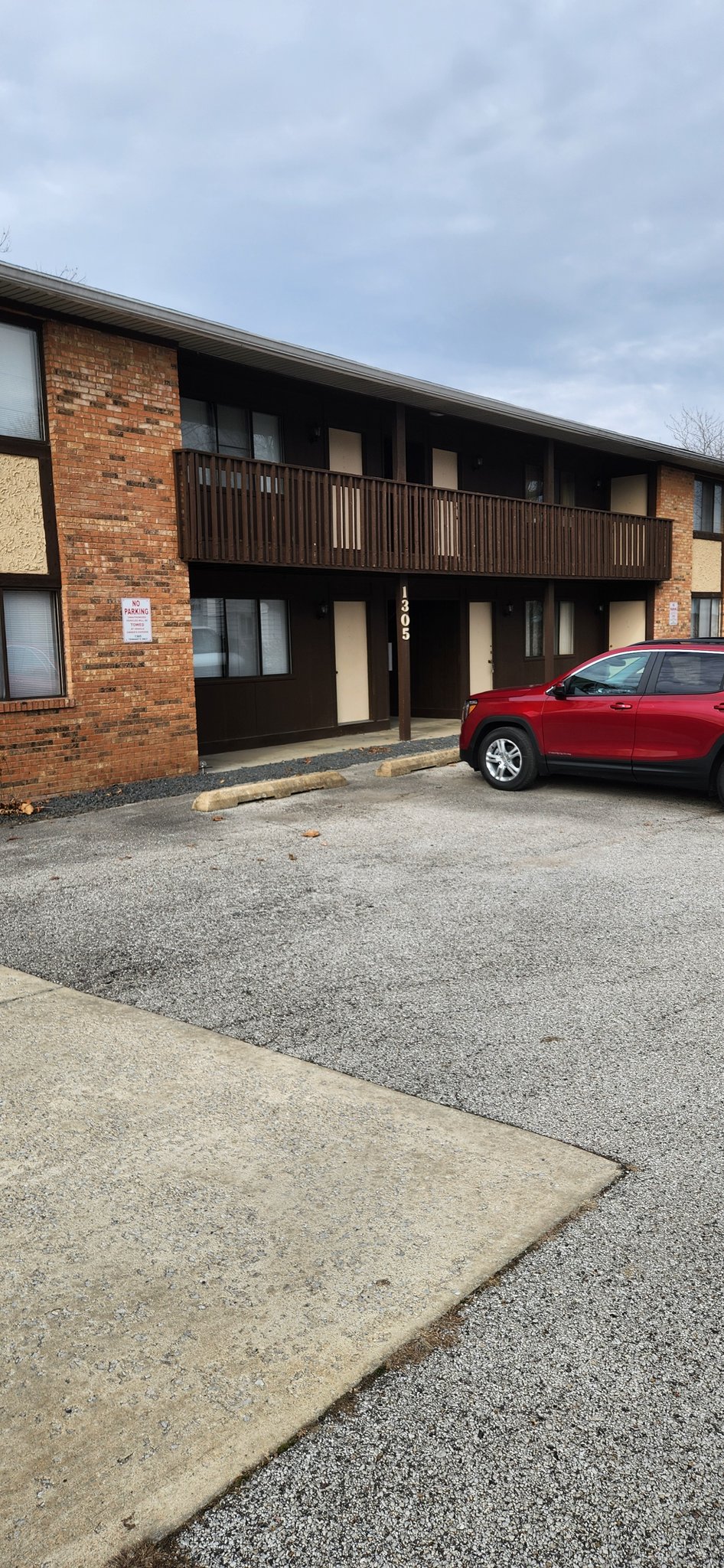 Belleville Apartment: 1305 n 17th St