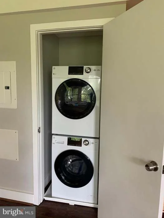 Washington Condo: 210 Oakwood St SE