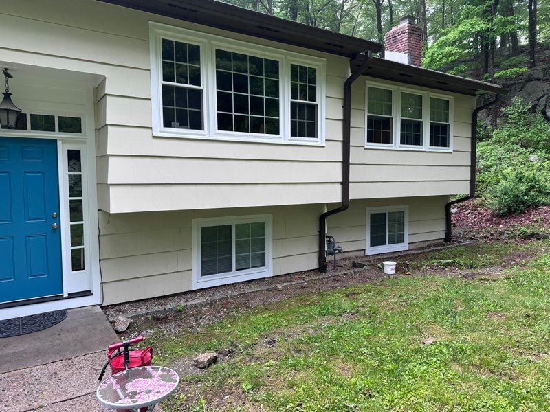 Newtown House: 59 Bear Hills Rd