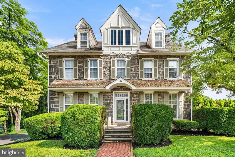 Elverson Apartment: 28 W Main St