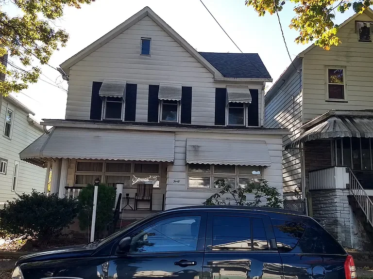 Kingston House: 40 S Loveland Ave