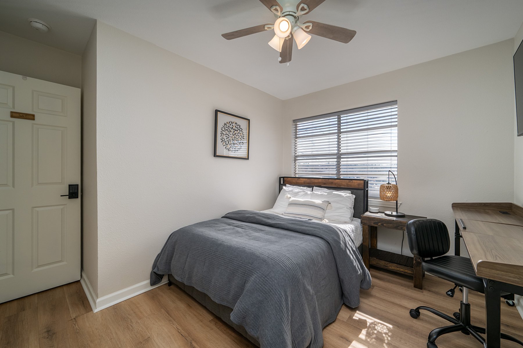 Tyler House: 1528 E Devine St