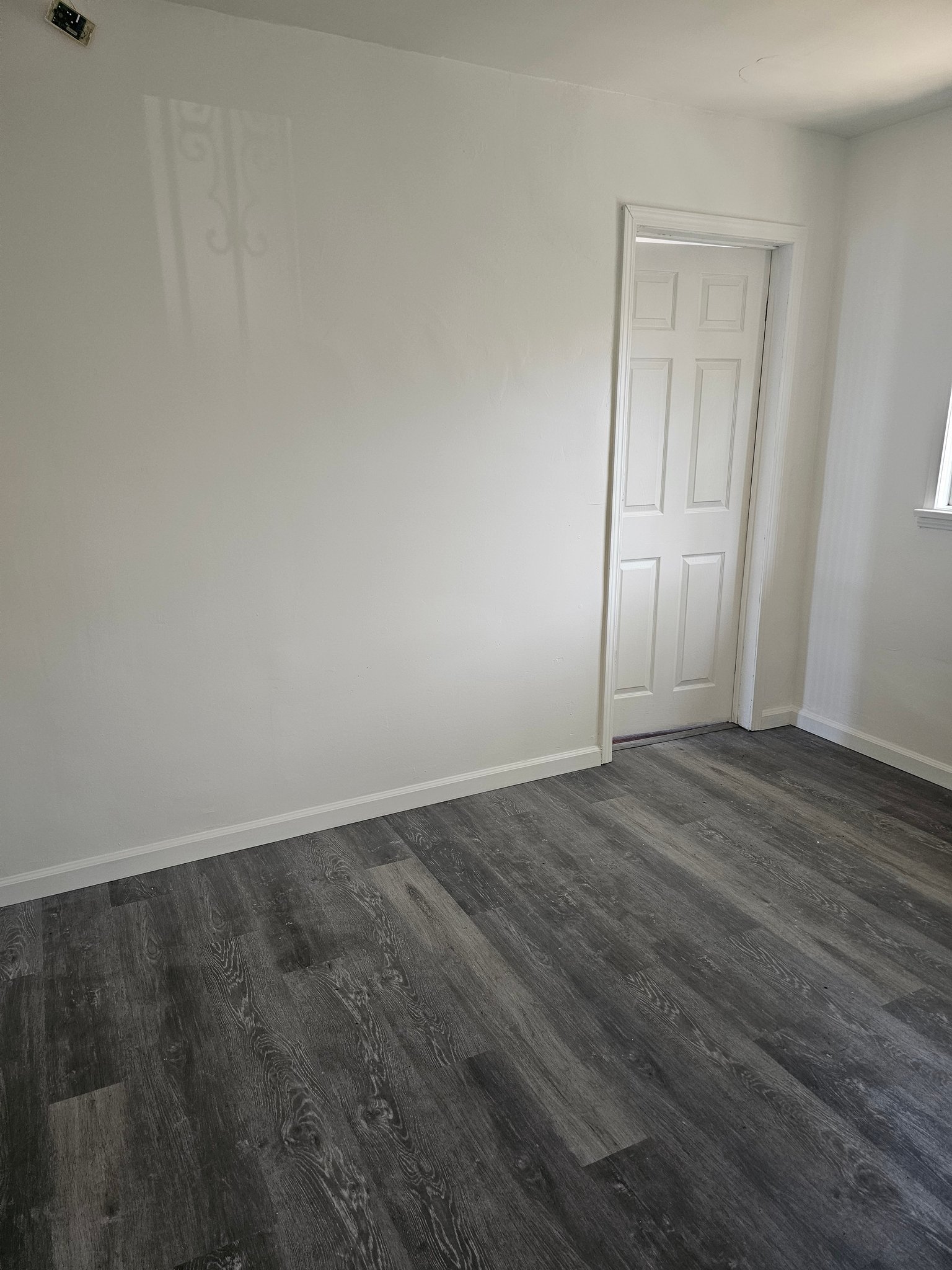 Los Angeles House: 915 E 111th Dr