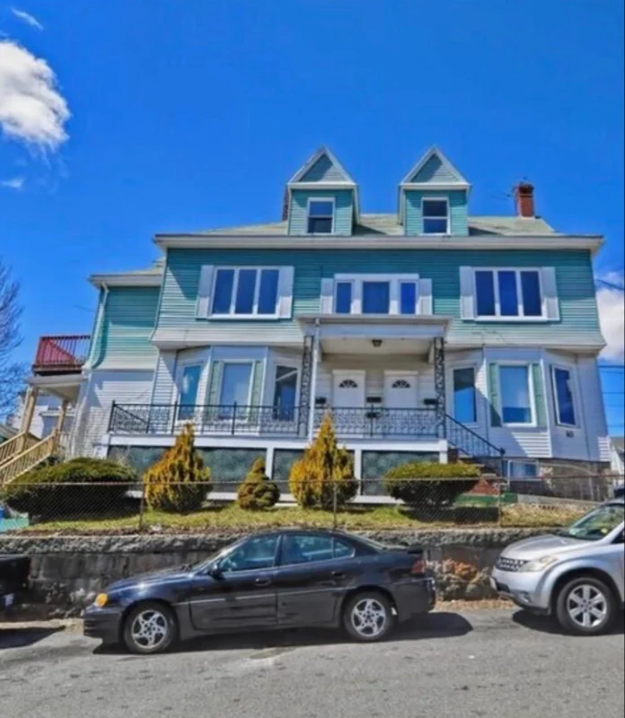 Gloucester Apartment: 10 Commonwealth Ave#3