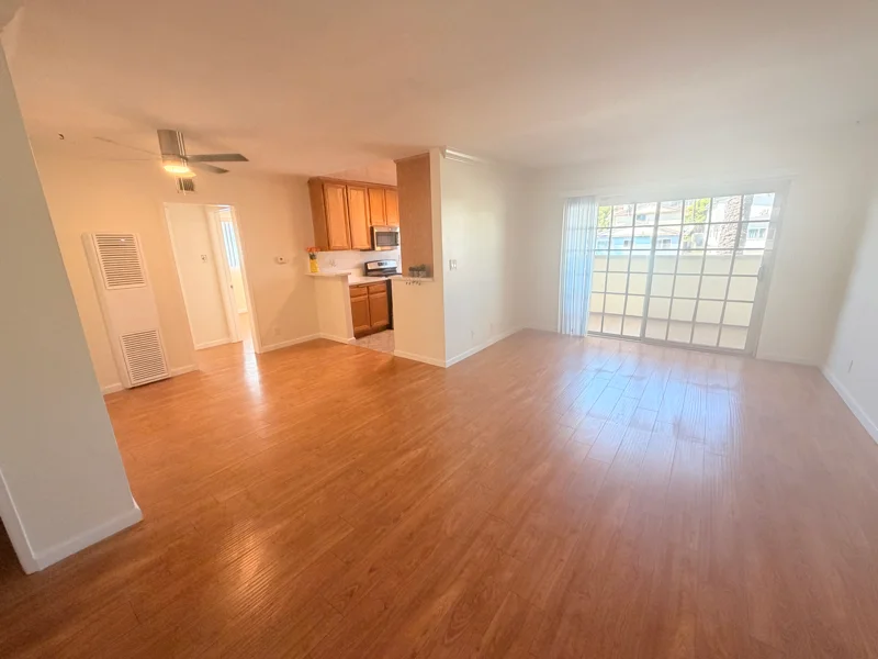 Playa del Rey Apartment: 8306 W Manchester Ave