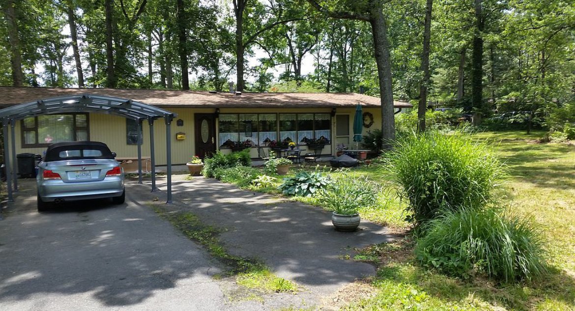 Herndon House: 605 Austin Ln