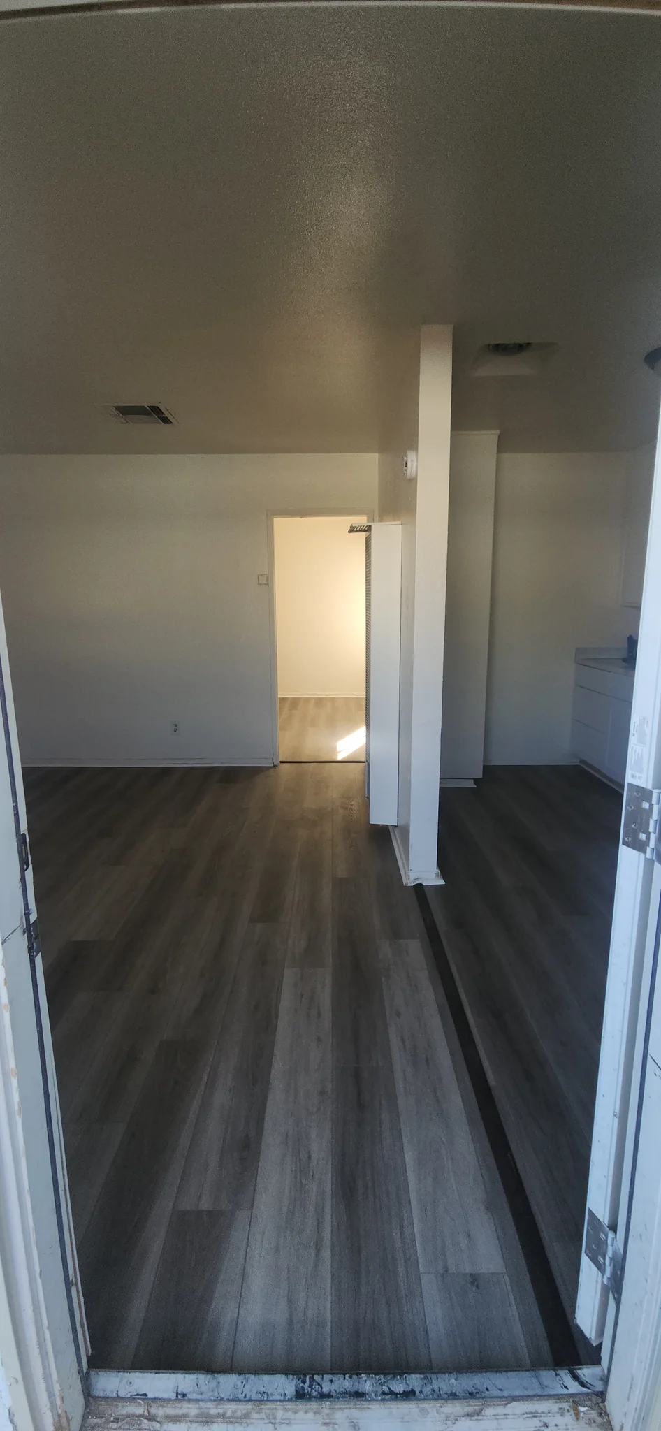 Lancaster Apartment: 438 E Lancaster Blvd