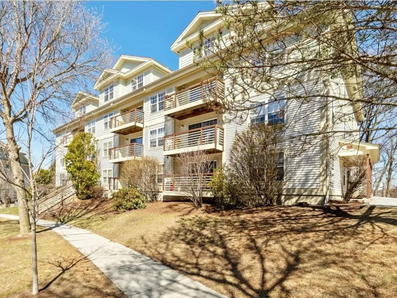 Burlington Condo: 301 HILDRED DRIVE