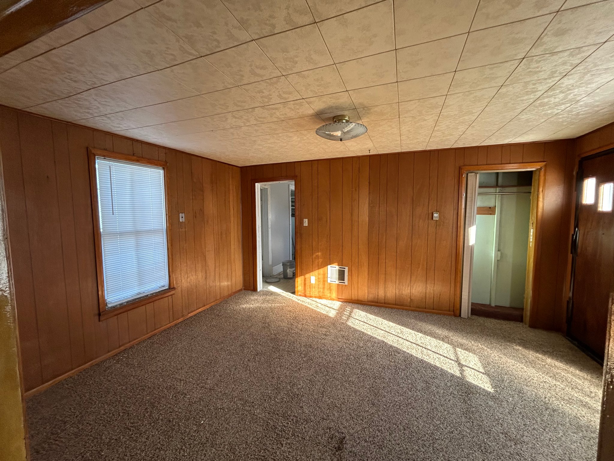 Valley City House: 235 8th Ave NW