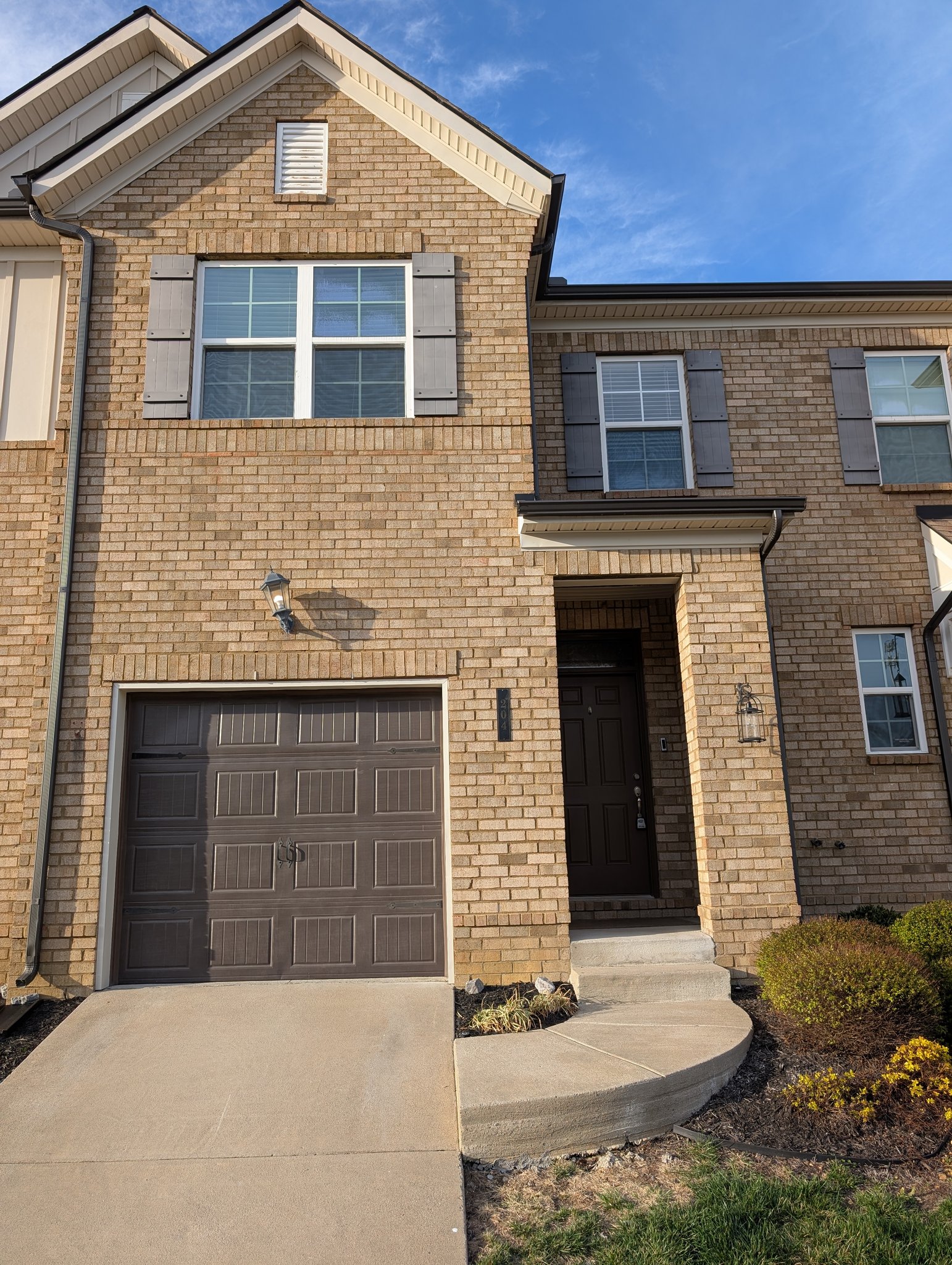 Lebanon Townhome: 204 Netherlands Blvd