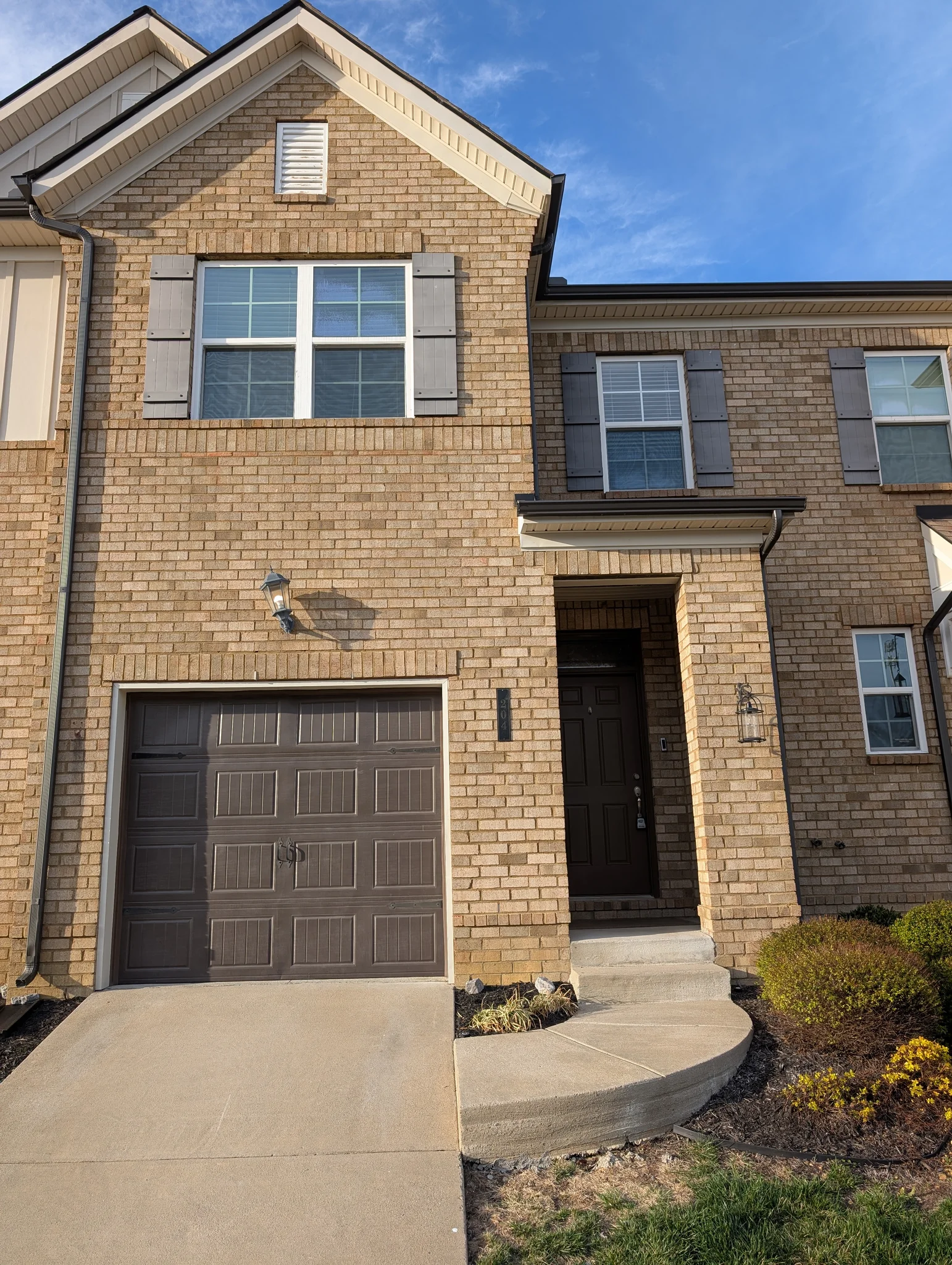 Lebanon Townhome: 204 Netherlands Blvd