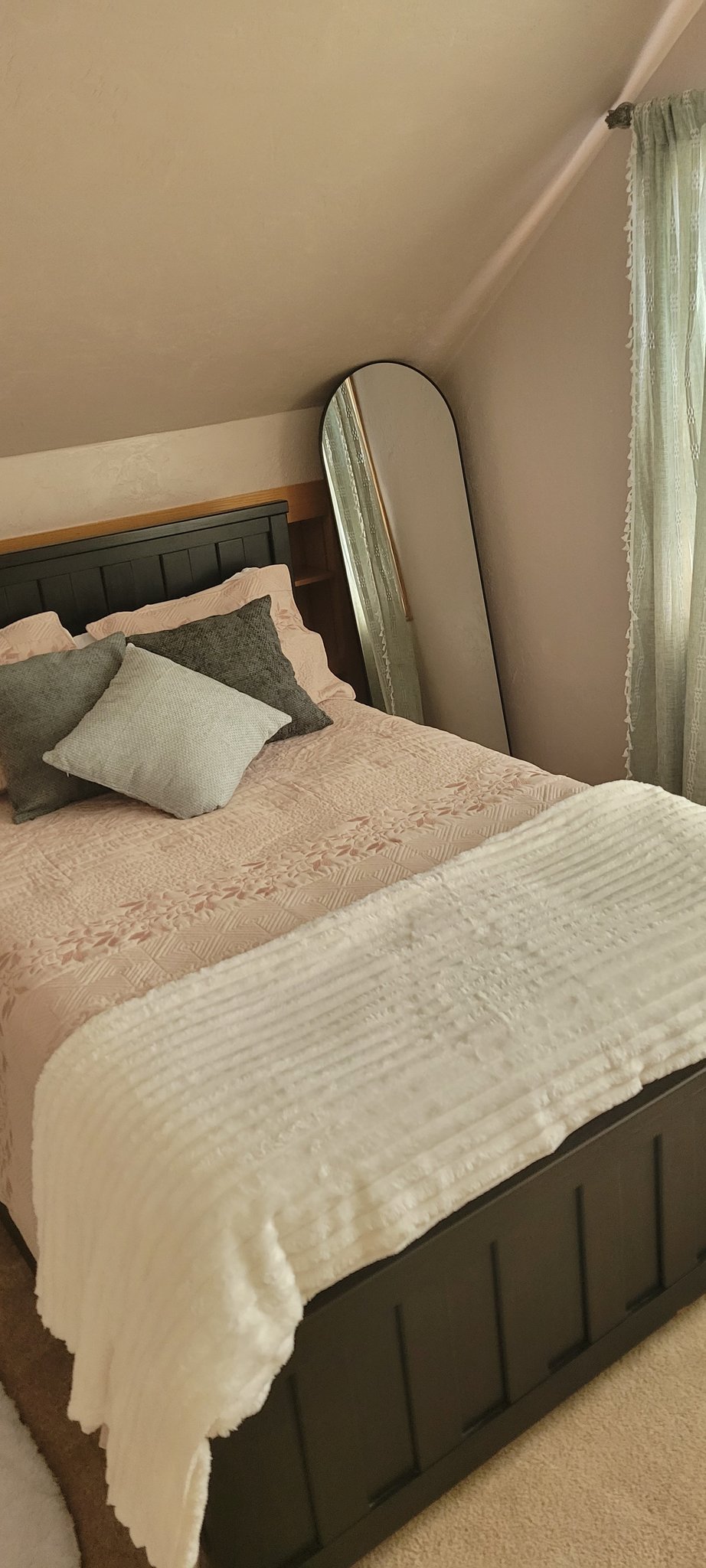 Roseburg House: 1055 NE GRANDVIEW DR