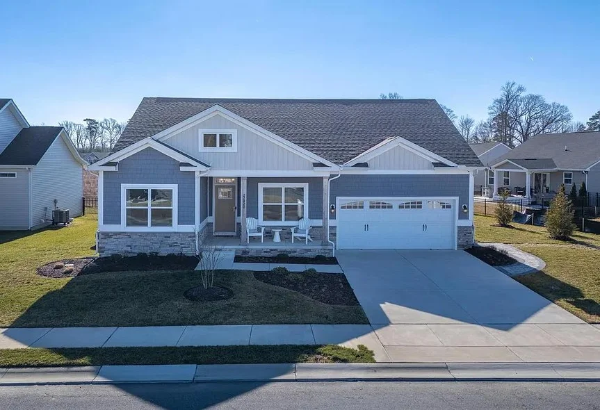 Lewes House: 22420 Jayda Dr