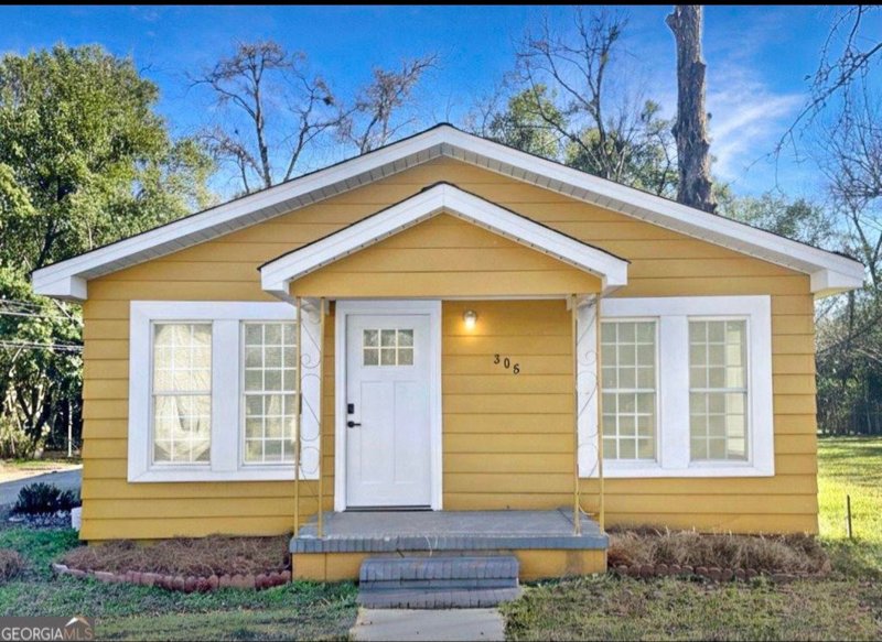 Fort Valley House: 305 Chestnut St