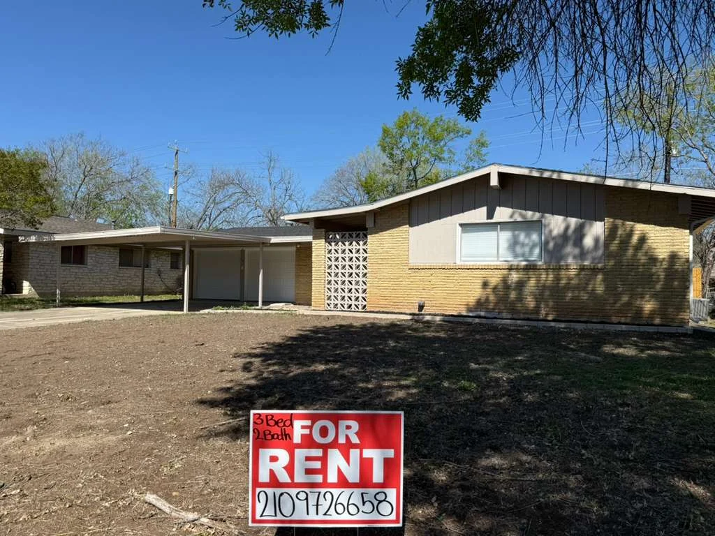 Universal City House: 317 E Lindbergh