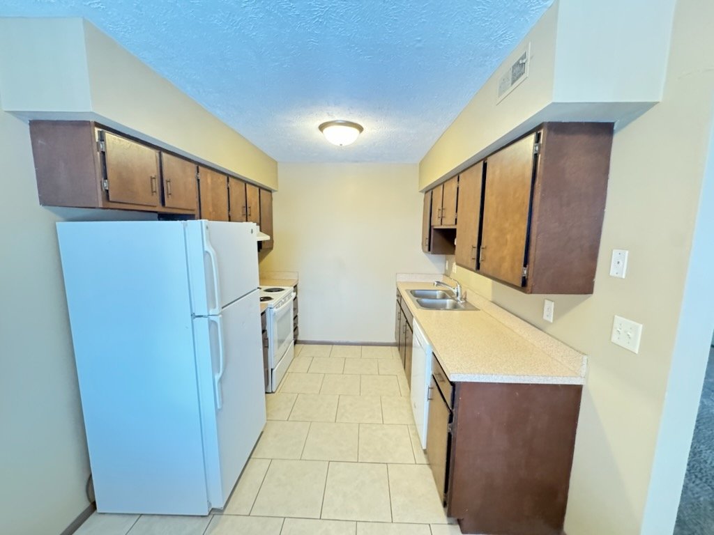 Lincoln Apartment: 1800 Knox St.