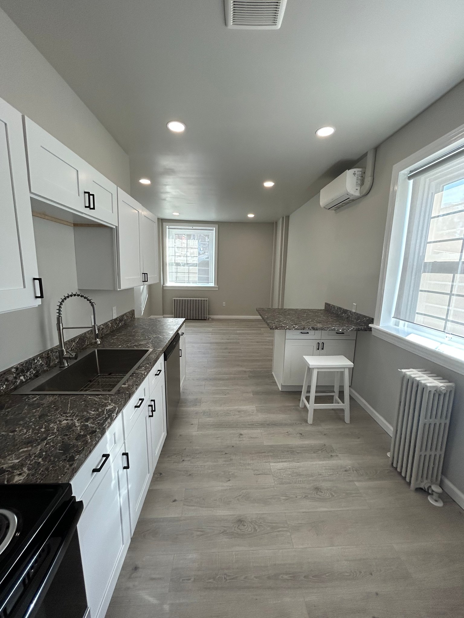 Saint Clair Apartment: 1 W Caroline Ave