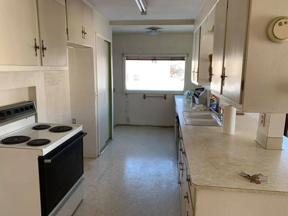 Plentywood House: 138 W Laurel Ave