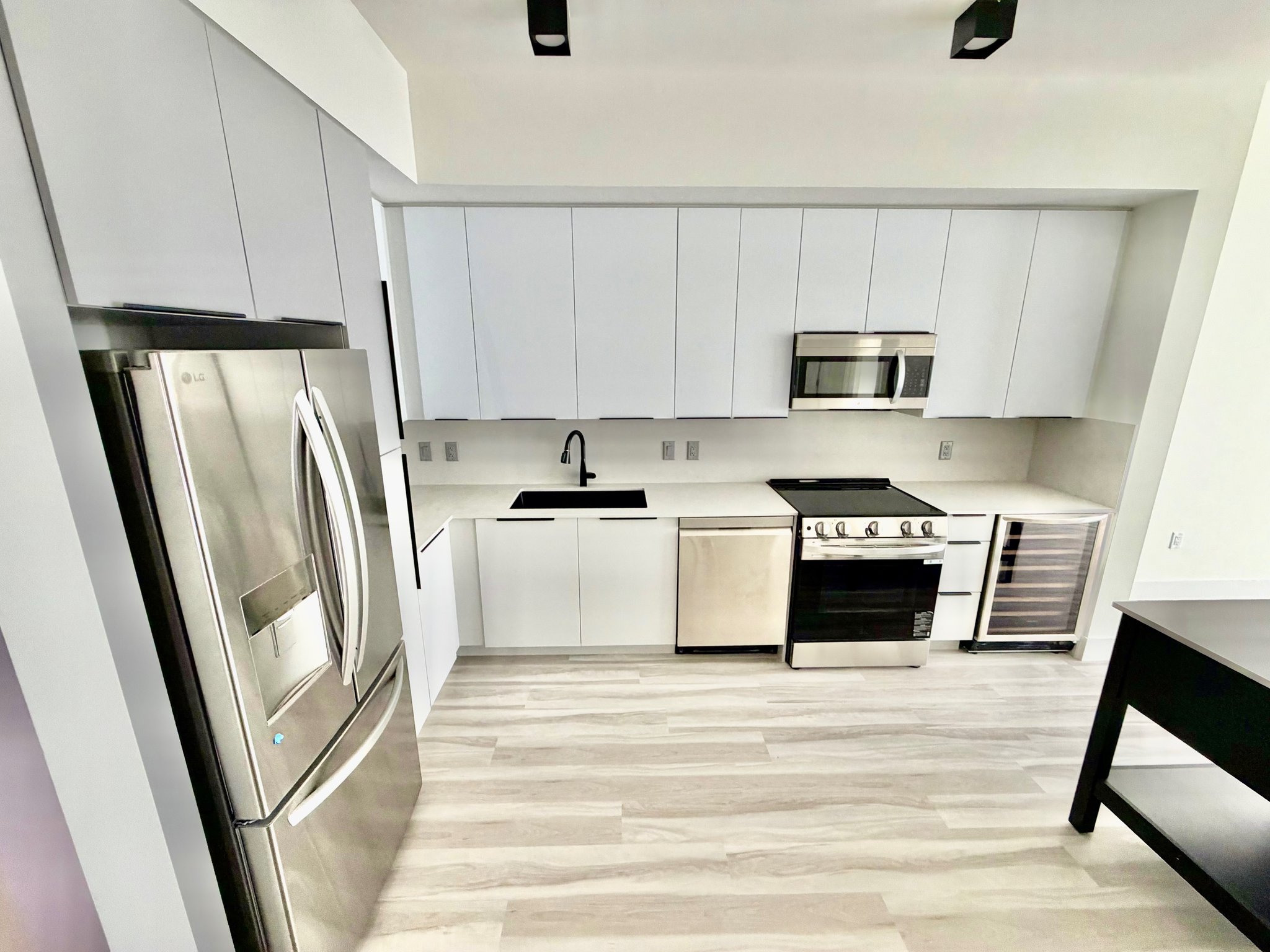 Miami Apartment: 18631 NE 25th Pl