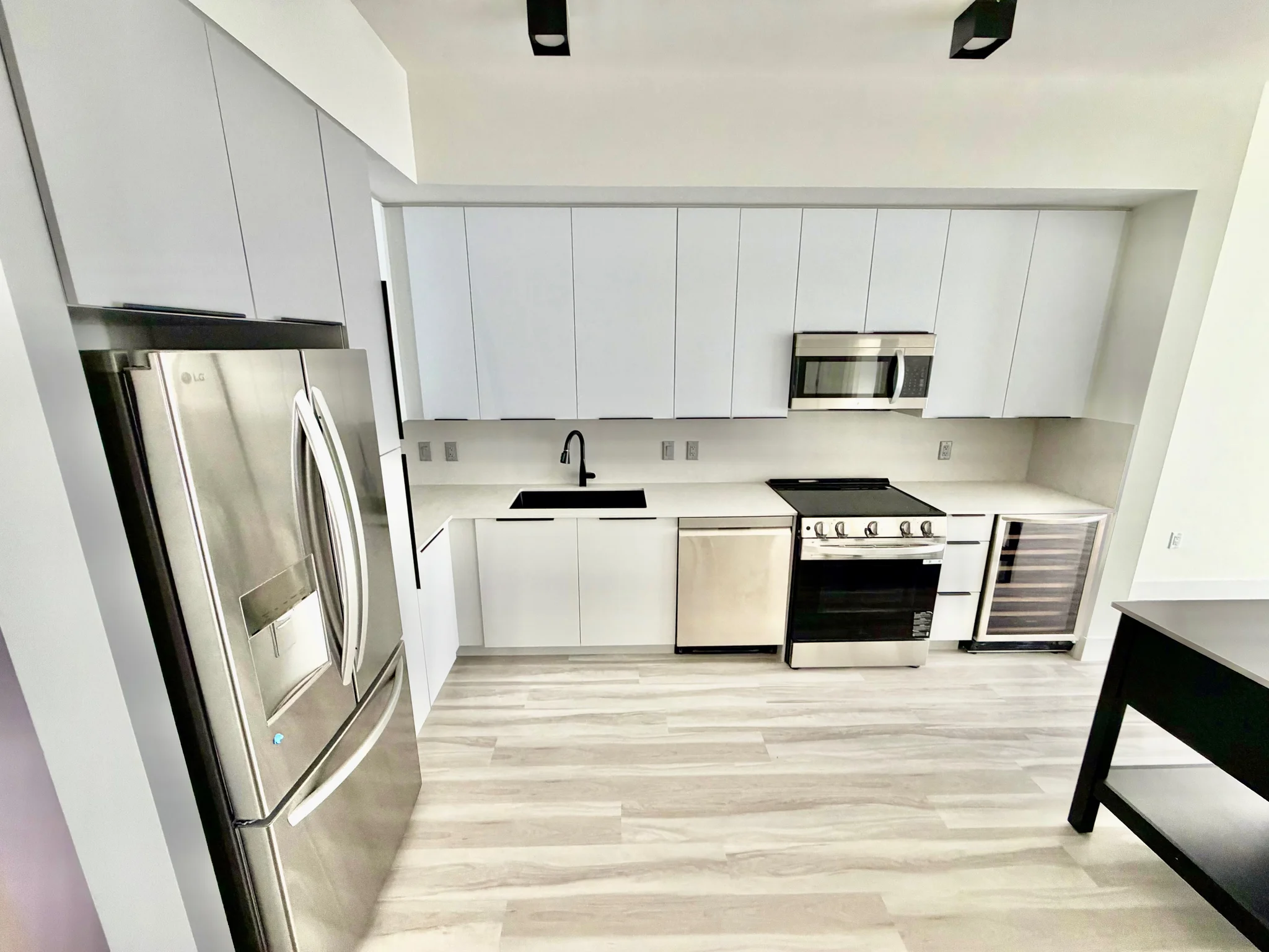 Miami Apartment: 18631 NE 25th Pl