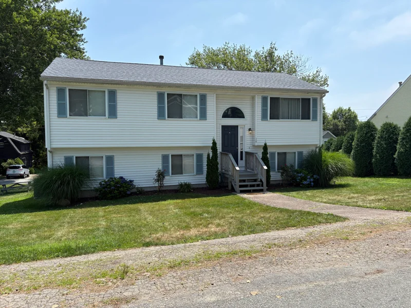 Narragansett House: 10 Allagash Trl