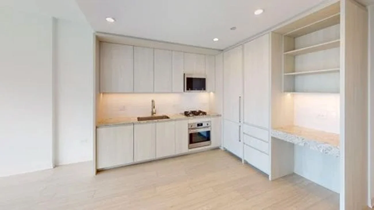 Chicago Apartment: 353 N Halstead