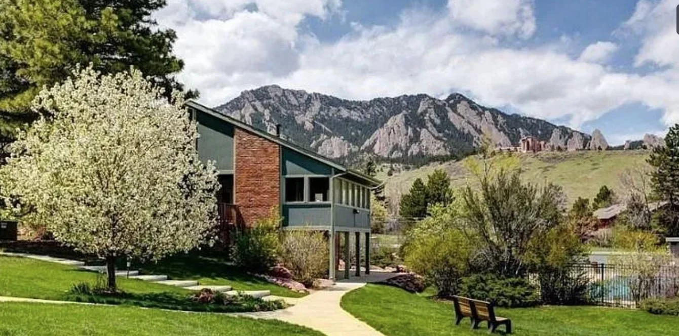 Boulder House: 65 Benthaven Pl