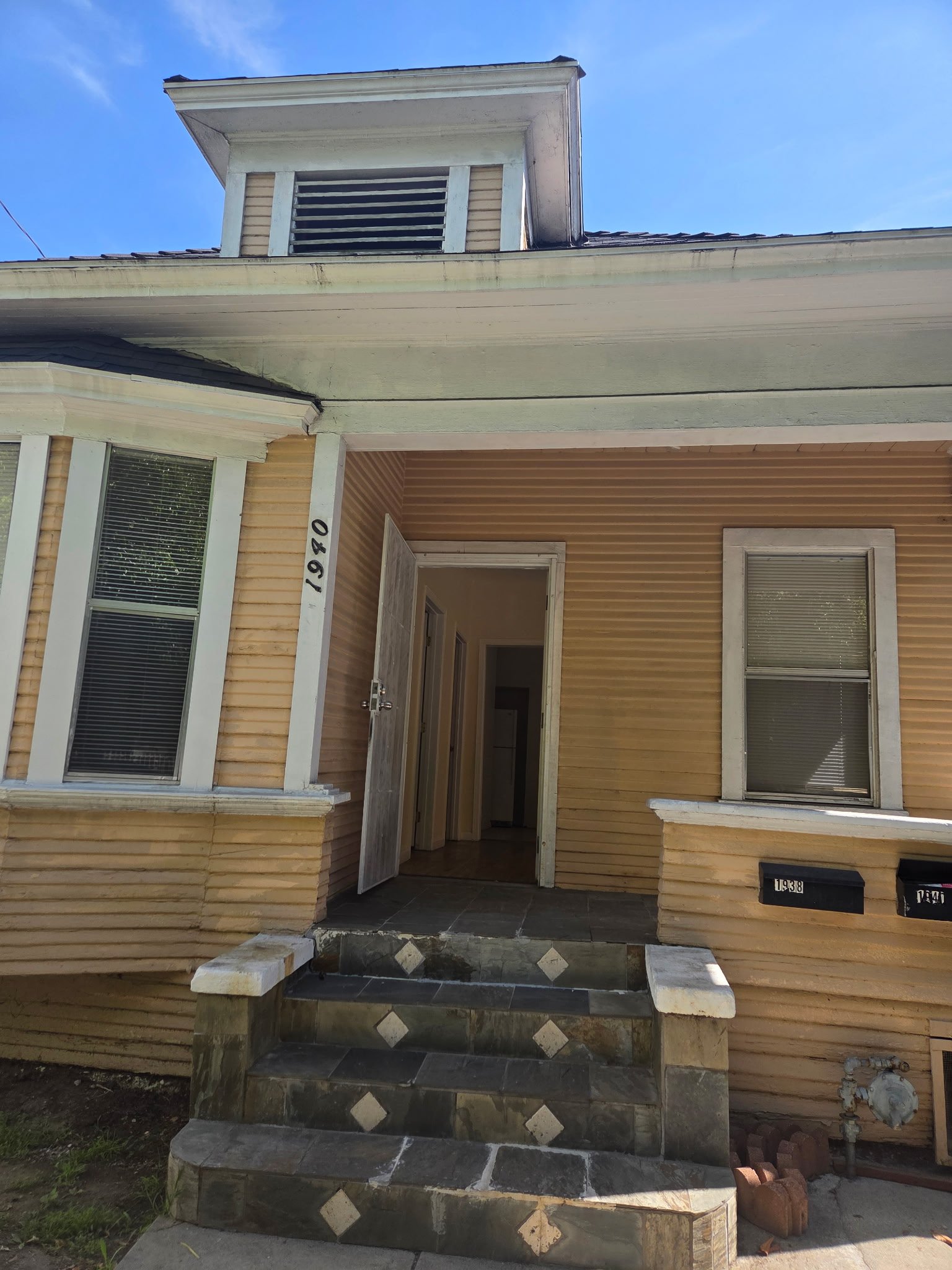 Los Angeles House: 1940 New England Street