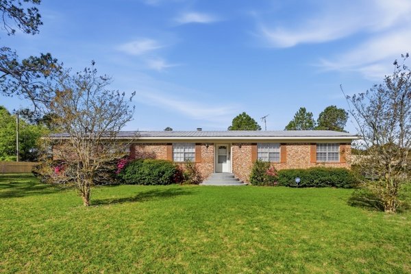 Ashburn House: 125 Jeff Ave