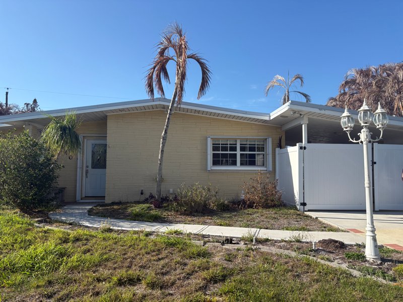 Merritt Island House: 340 Carrousel Ct