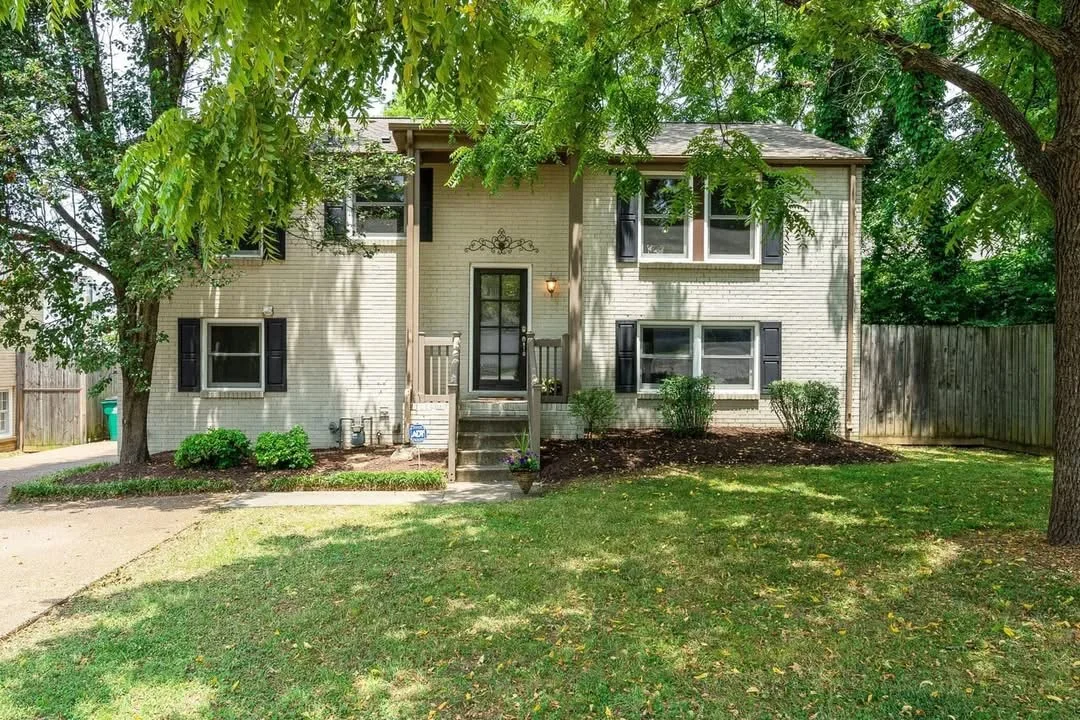 Nashville House: 6104 Nashua Ave