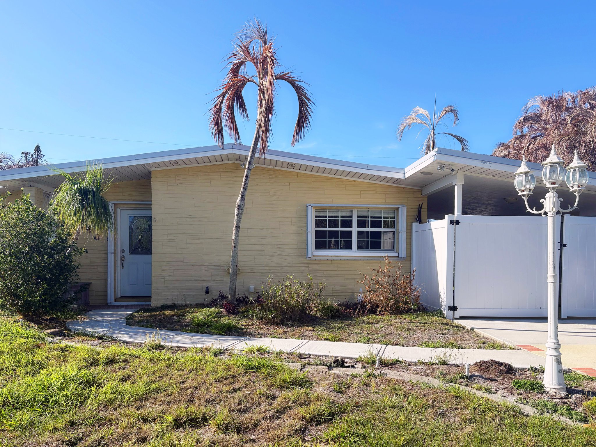 Merritt Island House: 340 Carrousel Ct