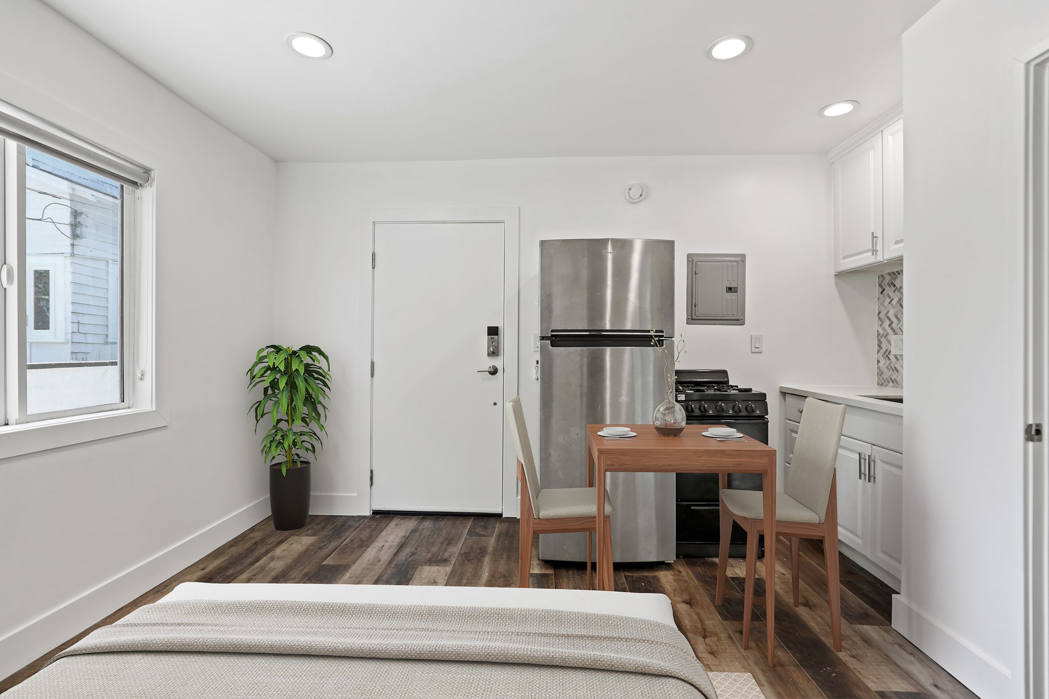 Los Angeles Apartment: 1321 W 36th Place