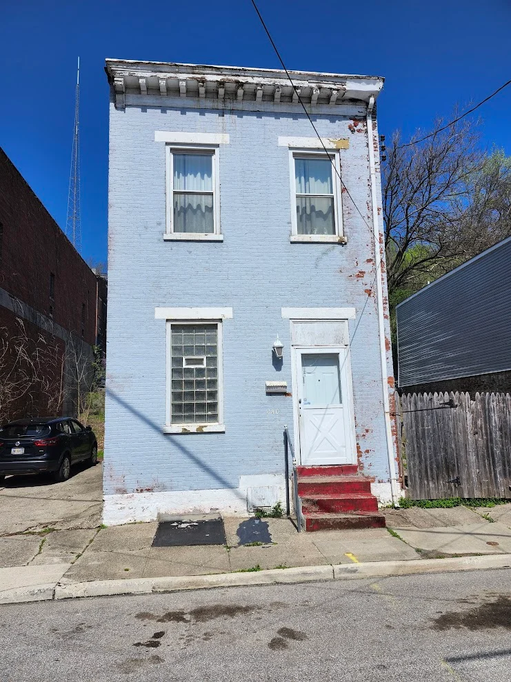 Cincinnati House: 240 Mohawk St