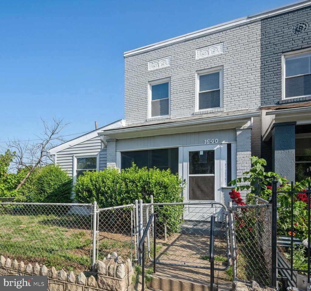 Washington House: 1640 L street NE