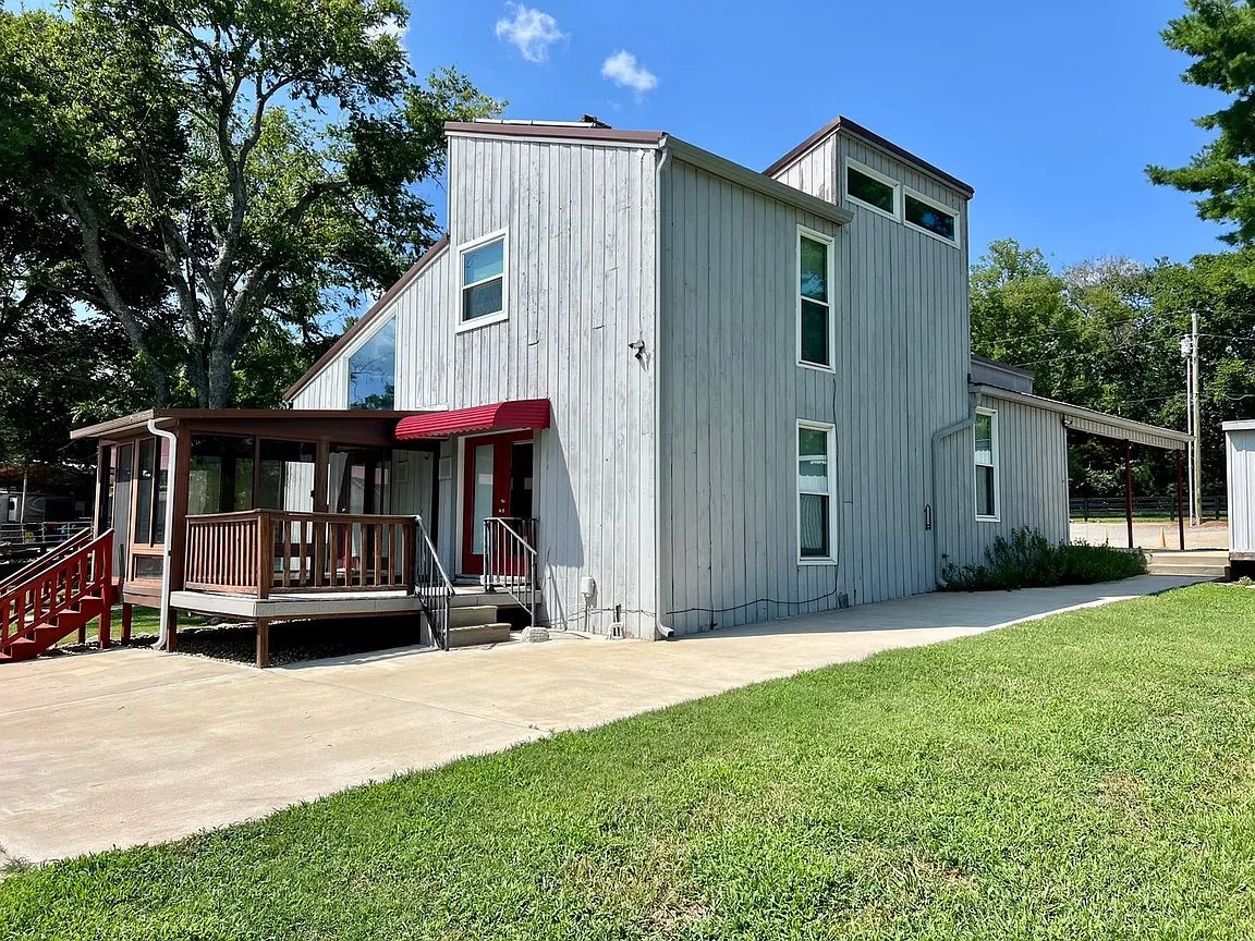 Franklin House: 905 Hickory Hills Drive