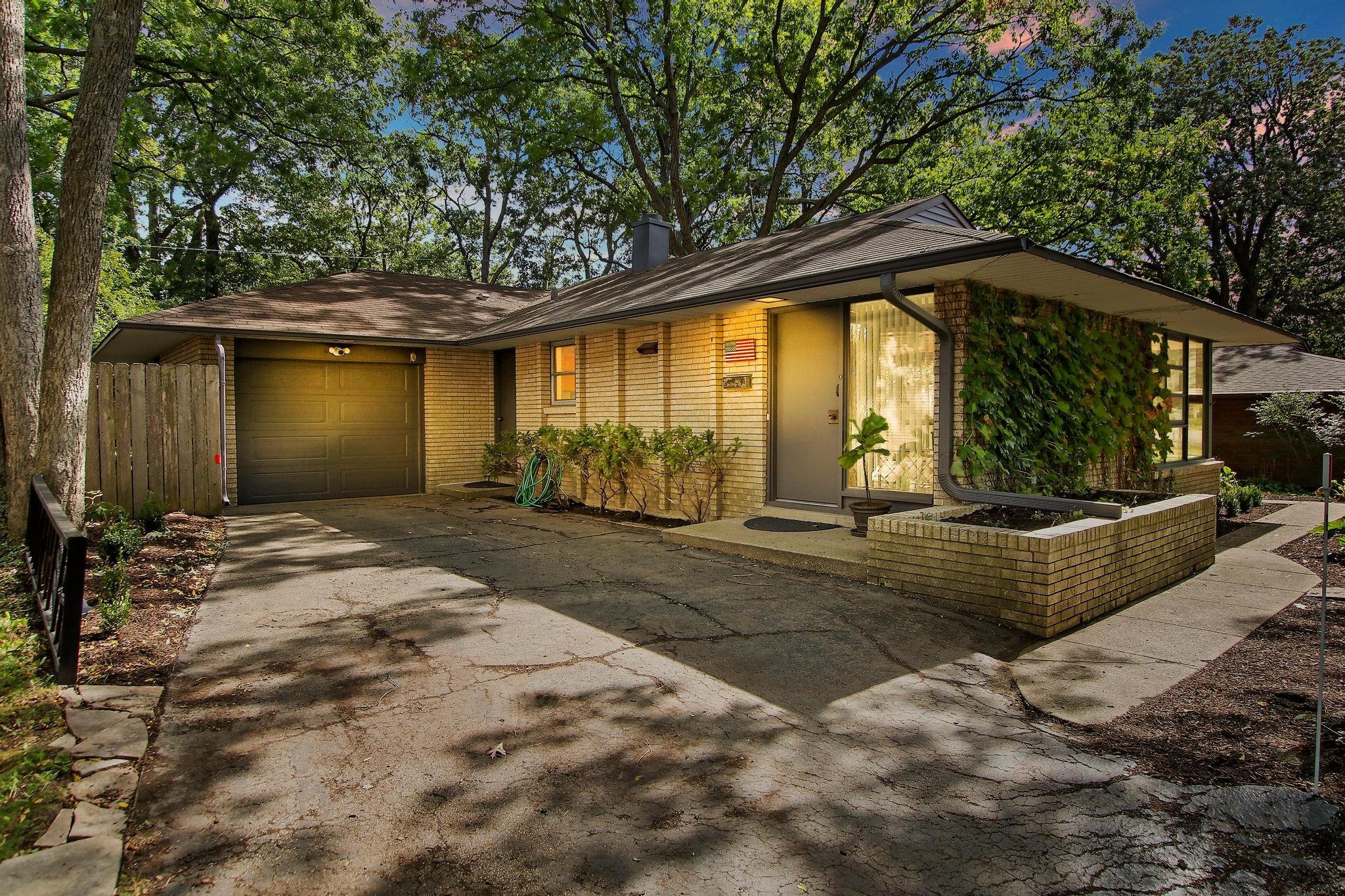 Waukegan House: 435 Lynn Terrace