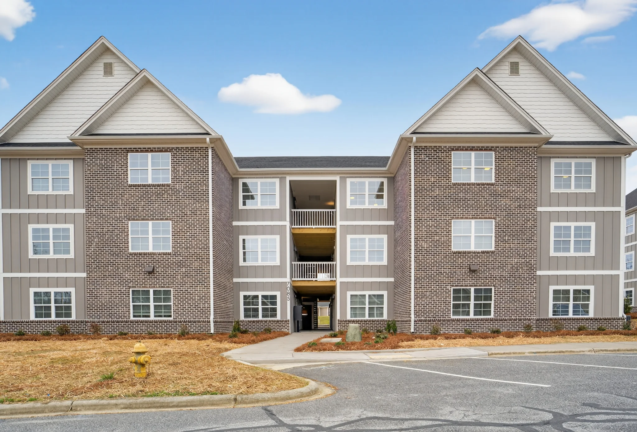 Clemmons Apartment: 7055 Hanesbrook Circle