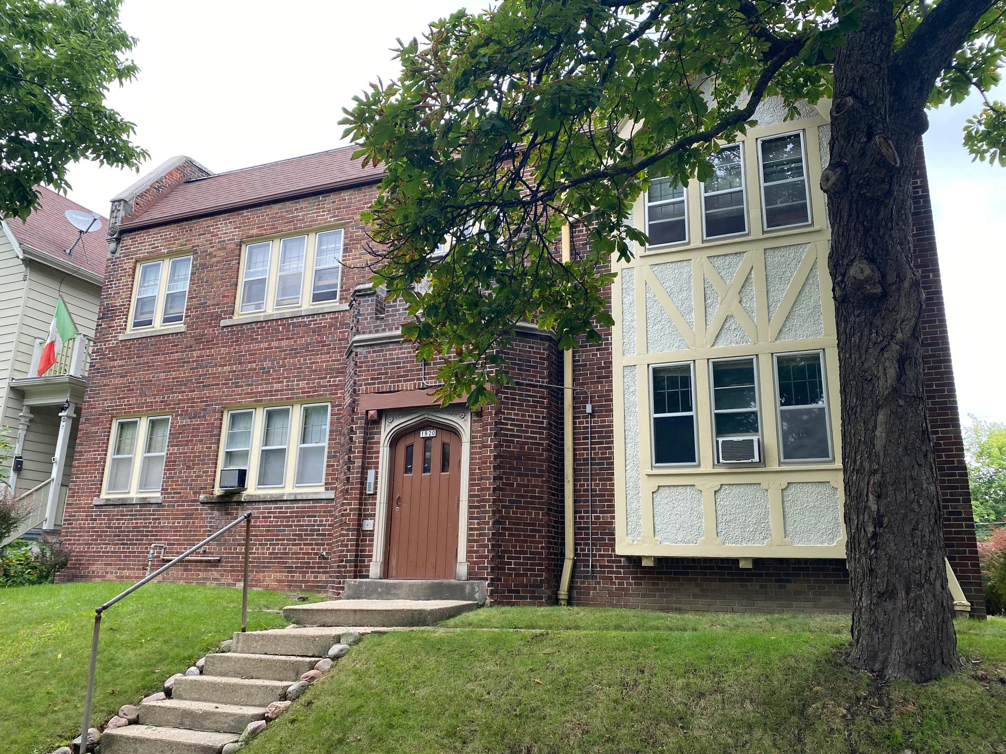 Milwaukee Apartment: 1820 N 1st St