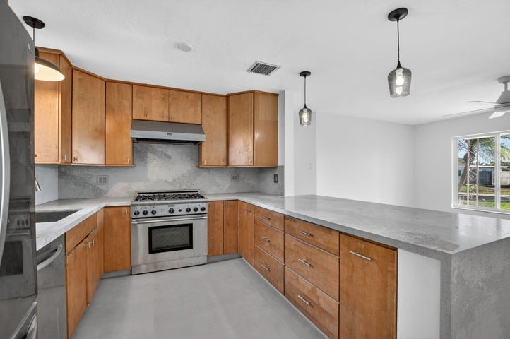 Boca Raton House: 467 NE 31st Street