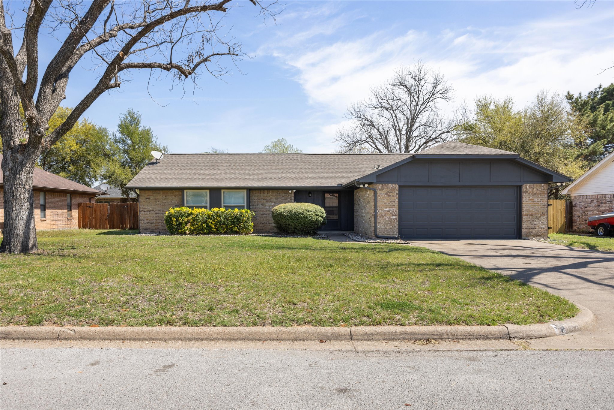 Granbury House: 1111 Dove Hollow