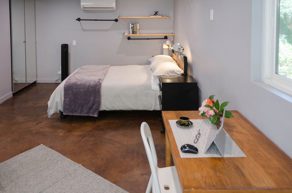 Woodland Hills Apartment: 22054 De La Guerra St