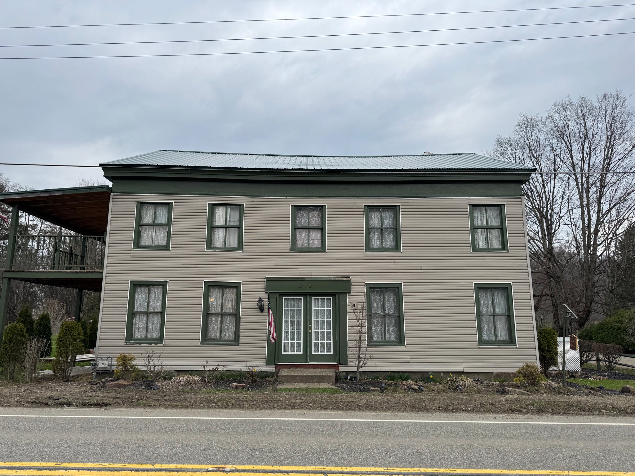 Pittsfield House: 212 Main St