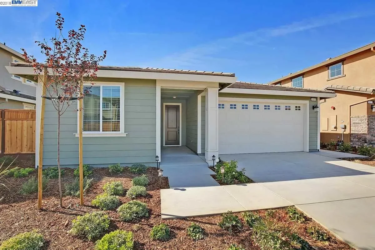 Livermore House: 437 Wayland Loop