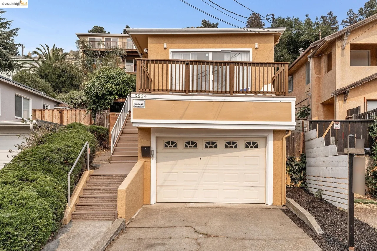 Oakland House: 9834 Lawlor St