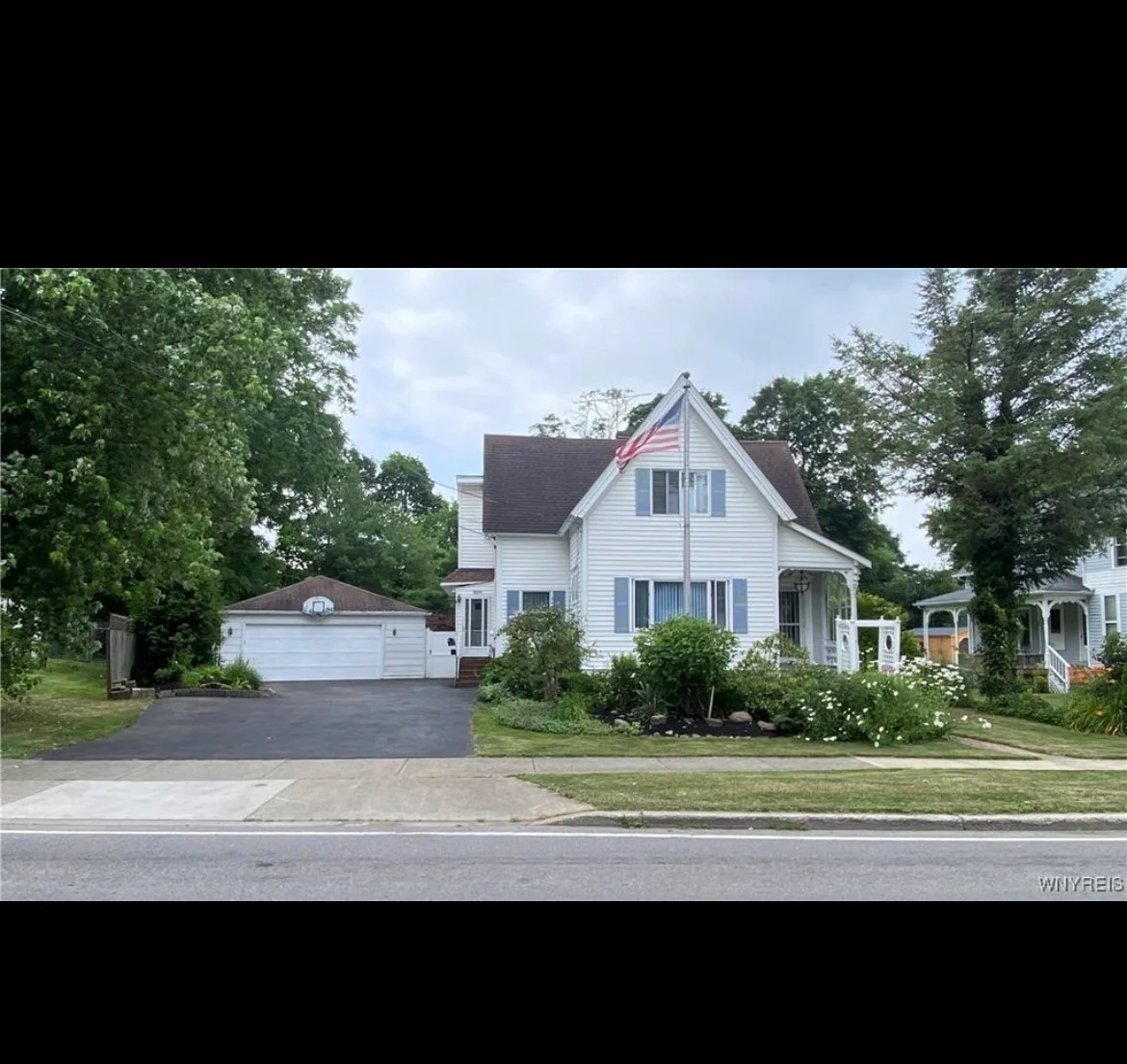 Hamburg House: 300 Pleasant Ave